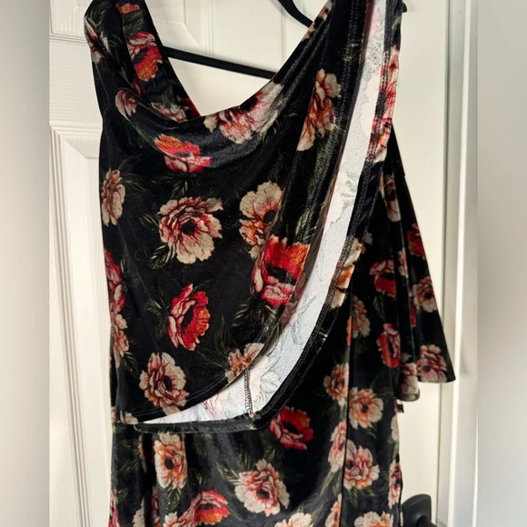 Torrid Off the Should Dark Romance Velvet Floral Top Bell Sleeve size 4x - Picture 3 of 9